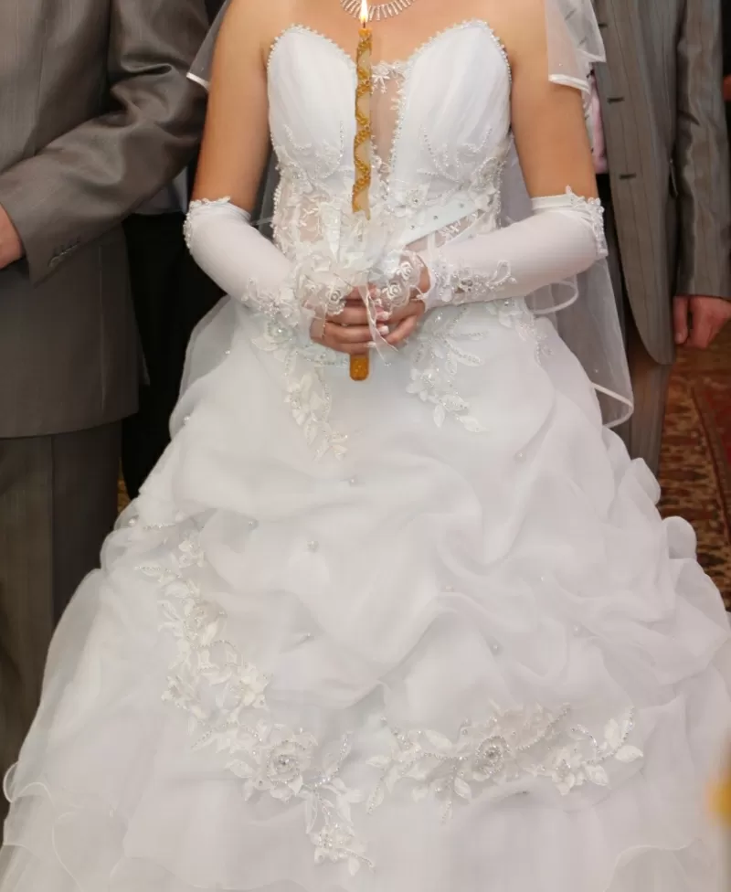 Продам свадебное платье размер 44-48,  рост 164-170      1 раз б/у
